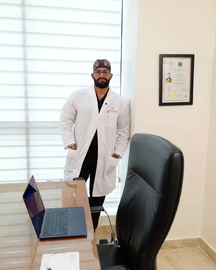 Dr. Edgardo Mateo, neurocirujano, en su consultorio
