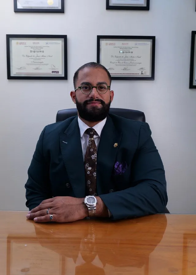 Dr. Edgardo Mateo, neurocirujano especialista en base de cráneo y columna, en su consultorio en República Dominicana