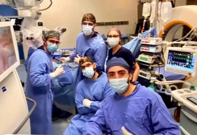 Dr. Edgardo Mateo y su equipo en quirófano durante un procedimiento de neurocirugía general en República Dominicana